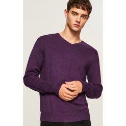Sweter z dekoltem w serek - Fioletowy. Fioletowe swetry klasyczne męskie marki Reserved, l, z dekoltem w serek. Za 79,99 zł.