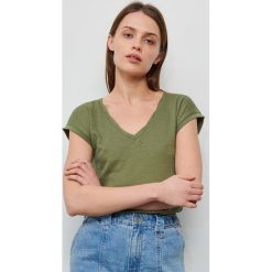 T-shirt z dekoltem V - Zielony. Zielone t-shirty damskie Reserved, s, bez wzorów, bez kołnierzyka. Za 39,99 zł.