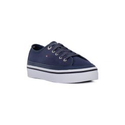 Buty Tommy Hilfiger NAVY CORPORATE. Niebieskie trampki i tenisówki damskie TOMMY HILFIGER, bez wzorów, bez zapięcia. Za 260,93 zł.