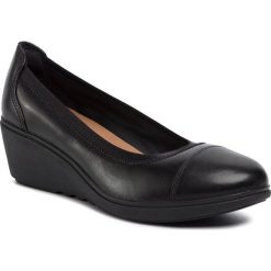 Półbuty CLARKS - Un Tallara Liz 261421114 Black Leather. Czarne półbuty damskie Clarks, na co dzień, bez wzorów, ze skóry, bez obcasa, na koturnie, bez zapięcia. W wyprzedaży za 439,00 zł.