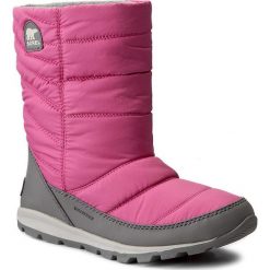Śniegowce SOREL - Youth Whitney Mid NY1896 Pink Ice/Quarry 695. Różowe kozaki dziewczęce marki Sorel, bez zapięcia. W wyprzedaży za 239,00 zł.
