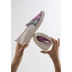 Biało-Fioletowe Slip On Graciousness. Białe mokasyny damskie Born2be, bez wzorów, z materiału, bez zapięcia. Za 59,99 zł.