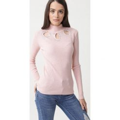 Różowy Golf Mollie. Różowe swetry damskie Born2be, s, z aplikacjami, z dzianiny, z długim rękawem, długie, bez kaptura. Za 99,99 zł.