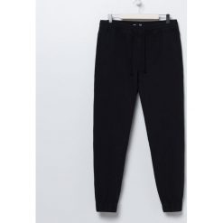 Jeansowe joggery - Czarny. Czarne spodnie męskie Sinsay, bez wzorów, z jeansu. Za 49,99 zł.