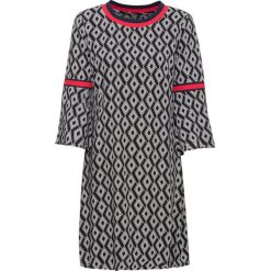 Sukienka drukowana, rękawy 7/8 z falbanami bonprix czarno-biało-czerwony. Czarne sukienki damskie bonprix, z nadrukiem, eleganckie, z okrągłym kołnierzem, bez rękawów, rozkloszowane. Za 99,99 zł.