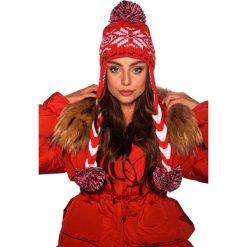Czapka w zimowe wzory z warkoczami i pomponami czerwony. Czerwone czapki damskie Lemoniade, na zimę, bez wzorów. Za 79,90 zł.