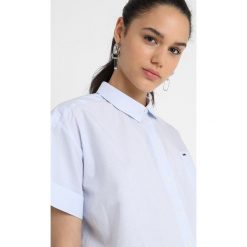Tommy Jeans SUMMER BOW Koszula serenity/bright white. Białe koszule jeansowe damskie marki Tommy Jeans, xs. Za 349,00 zł.
