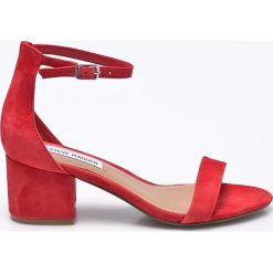 Steve Madden - Sandały. Czerwone sandały damskie Steve Madden, bez wzorów, ze skóry, z okrągłym noskiem, bez obcasa, na obcasie, na klamry. W wyprzedaży za 269,90 zł.