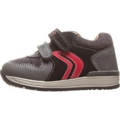 Skórzane sneakersy "Rishon" w kolorze czarno-czerwonym. Czarne trampki chłopięce marki geox kids, z gumy. W wyprzedaży za 117,95 zł.