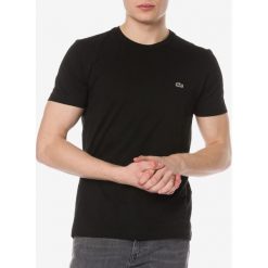 Lacoste Koszulka Czarny. Czarne podkoszulki męskie Lacoste, m, z nadrukiem, z bawełny, z krótkim rękawem. Za 180,95 zł.