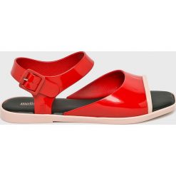 Melissa - Sandały Crush. Czerwone klapki damskie Melissa, bez wzorów, z materiału, bez obcasa. Za 279,90 zł.
