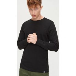 Koszulka basic gładka z długim rękawem - Czarny. Czarne koszulki męskie Cropp, s, bez wzorów, bez kołnierzyka, z długim rękawem, długie. Za 49,99 zł.