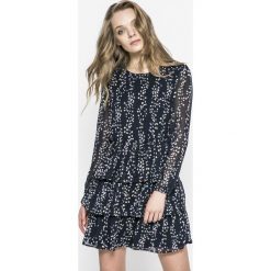 Only - Sukienka Ditte. Zielone sukienki damskie ONLY, na co dzień, bez wzorów, z poliesteru, casualowe, z okrągłym kołnierzem, z długim rękawem, długie, mini, rozkloszowane. W wyprzedaży za 89,90 zł.