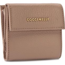 Mały Portfel Damski COCCINELLE - AW5 Metallic Soft E2 AW5 11 87 01 Pivoine 208. Czerwone portfele damskie Coccinelle, ze skóry. W wyprzedaży za 349,00 zł.