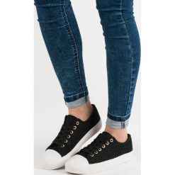 CZARNE TEKSTYLNE TRAMPKI. Czarne trampki i tenisówki damskie Merg, bez wzorów, bez zapięcia. Za 69,90 zł.