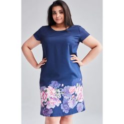 Sukienka Betti odcienie granatu XXL OVERSIZE PLUS SIZE WIOSNA. Różowe sukienki damskie Moda Size Plus Iwanek, na co dzień, na wiosnę, xxl, bez wzorów, z tkaniny, klasyczne, z klasycznym kołnierzykiem, plus size, bez rękawów, proste. Za 159,00 zł.