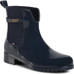 Kalosze TOMMY HILFIGER - Block Branding Rainboot FW0FW05202 Desert Sky DW5. Niebieskie kalosze damskie TOMMY HILFIGER, bez wzorów, z tworzywa sztucznego. Za 399,00 zł.