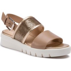 Sandały GEOX - D Wimbley Sand B D92DPB 043AY CH62L Lt Taupe/Lt Gold. Pomarańczowe klapki damskie Geox, bez wzorów, ze skóry ekologicznej, bez obcasa. W wyprzedaży za 349,00 zł.