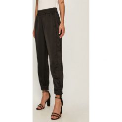 Guess Jeans - Spodnie. Czarne spodnie materiałowe damskie Guess Jeans, s, z aplikacjami, z elastanu, z podwyższonym stanem. Za 419,90 zł.