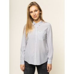 Koszula Tommy Jeans Stripe DW0DW07607. Białe bluzki damskie Tommy Jeans, xl, bez wzorów, z wiskozy, bez kołnierzyka, bez rękawów. W wyprzedaży za 269,00 zł.