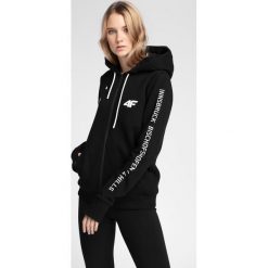 Bluza damska 4Hills BLD100 - głęboka czerń. Bluzy damskie m, z nadrukiem, z dzianiny, bez rękawów, z kapturem. W wyprzedaży za 99,99 zł.