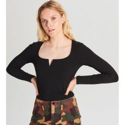 Bluzka z głębokim dekoltem - Czarny. Czarne bluzki damskie Cropp, s, bez wzorów, bez kołnierzyka, bez rękawów. Za 59,99 zł.