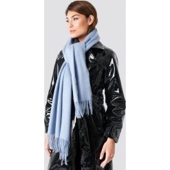 NA-KD Accessories Szalik z domieszką wełny - Blue. Niebieskie szaliki damskie marki NA-KD Accessories, bez wzorów, z wełny. W wyprzedaży za 70,97 zł.