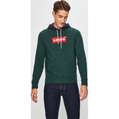 Levi's - Bluza. Czerwone bluzy męskie s, z aplikacjami, z bawełny, z kapturem. W wyprzedaży za 139,90 zł.