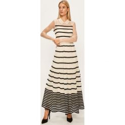 Red Valentino - Sukienka. Białe sukienki damskie Red Valentino, na co dzień, m, bez wzorów, z jedwabiu, casualowe, bez kołnierzyka, z długim rękawem, długie, maxi, rozkloszowane. W wyprzedaży za 2999,00 zł.