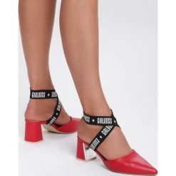 Czerwone Sandały Bopper. Czerwone czółenka damskie vices, z nadrukiem, ze szpiczastym noskiem, bez obcasa, na obcasie, bez zapięcia. Za 79,99 zł.