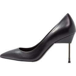 Kurt Geiger BRITTON Szpilki black. Czarne czółenka damskie marki Kurt Geiger, ze skóry, klasyczne, na szpilce. Za 719,00 zł.