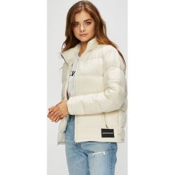 Calvin Klein Jeans - Kurtka puchowa. Białe kurtki damskie marki Calvin Klein Jeans, s, z poliesteru. W wyprzedaży za 649,90 zł.