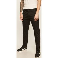 Calvin Klein - Spodnie. Czarne spodnie męskie Calvin Klein, na co dzień, bez wzorów, z elastanu, krótkie. W wyprzedaży za 399,90 zł.
