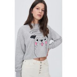 Krótka bluzka z nadrukiem - Jasny szary. Szare bluzki damskie Sinsay, s, z nadrukiem, bez kołnierzyka, z krótkim rękawem. Za 39,99 zł.