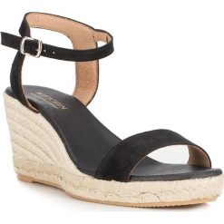 Buty damskie. Czarne koturny damskie Wittchen, bez obcasa, na koturnie, z paskami. W wyprzedaży za 179,90 zł.