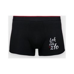 Bokserki męskie Lek na całe zło. Czerwone bokserki męskie MegaKoszulki, bez wzorów, z elastanu. Za 49,90 zł.