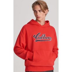 Bluza z napisem - Czerwony. Czerwone bluzy męskie Reserved, s, z napisami, bez kołnierzyka, bez rękawów, bez kaptura. W wyprzedaży za 59,99 zł.
