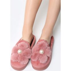 Ciemnoróżowe Kapcie Softness Step. Czerwone kapcie damskie marki Born2be, z materiału. Za 34,99 zł.