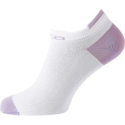 Skarpety "CeramiCool" w kolorze białym do biegania. Białe skarpetki damskie Odlo Women, bez wzorów, ze skóry. W wyprzedaży za 32,95 zł.