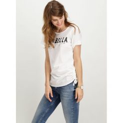 Koszulka w kolorze białym. Białe koszulki damskie Garcia, s, z nadrukiem, z okrągłym kołnierzem. W wyprzedaży za 42,95 zł.