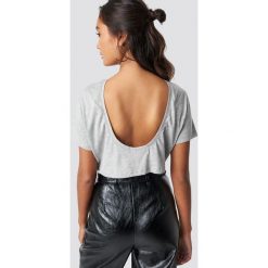 NA-KD Basic Krótki T-shirt z odkrytymi plecami - Grey. Szare t-shirty damskie marki NA-KD Basic, bez wzorów, z okrągłym kołnierzem. W wyprzedaży za 20,47 zł.