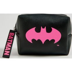 Kosmetyczka Batman - Czarny. Czarne kosmetyczki damskie Sinsay, z motywem z bajki. Za 19,99 zł.