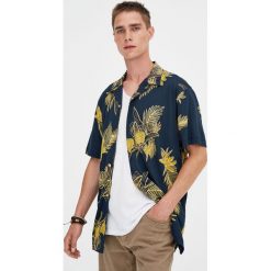 Koszula z kwiatowym wzorem i klapami. Czarne koszule męskie Pull&Bear, m, bez wzorów, bez kołnierzyka, bez rękawów. Za 48,90 zł.