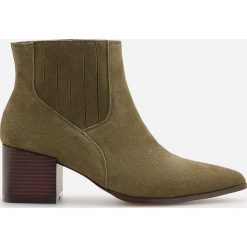 Skórzane botki - Khaki. Brązowe botki damskie Reserved, bez obcasa, bez zapięcia. W wyprzedaży za 149,99 zł.