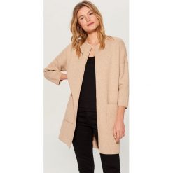 Kardigan z kieszeniami - Beżowy. Brązowe swetry damskie Mohito, s, bez wzorów, bez rękawów, bez kaptura. Za 179,99 zł.