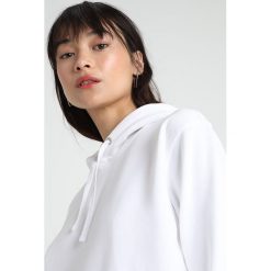 Calvin Klein Jeans HOODIE Bluza z kapturem bright white/red. Białe bluzy damskie Calvin Klein Jeans, xs, bez wzorów, z bawełny, bez rękawów, z kapturem. Za 509,00 zł.