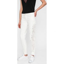 Guess Jeans - Jeansy Sexy Curve Lace. Białe jeansy damskie marki Guess Jeans, z aplikacjami, z elastanu. W wyprzedaży za 399,90 zł.