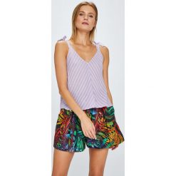 Answear - Top Violet Kiss. Białe bluzki damskie ANSWEAR, s, bez wzorów, z bawełny, bez kołnierzyka. W wyprzedaży za 34,90 zł.