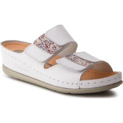 Klapki DR. BRINKMANN - 701364 Weiss 3. Białe klapki damskie Dr. Brinkmann, bez wzorów, ze skóry, bez obcasa, na obcasie. W wyprzedaży za 189,00 zł.