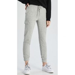 Spodnie jogger z kieszeniami cargo - Jasny szar. Szare spodnie damskie marki Sinsay, s. Za 59,99 zł.